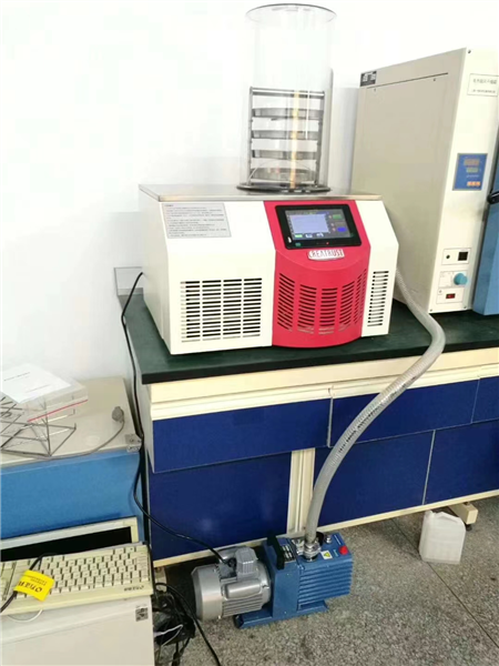 凍干機內(nèi)的擱板有何具體作用？